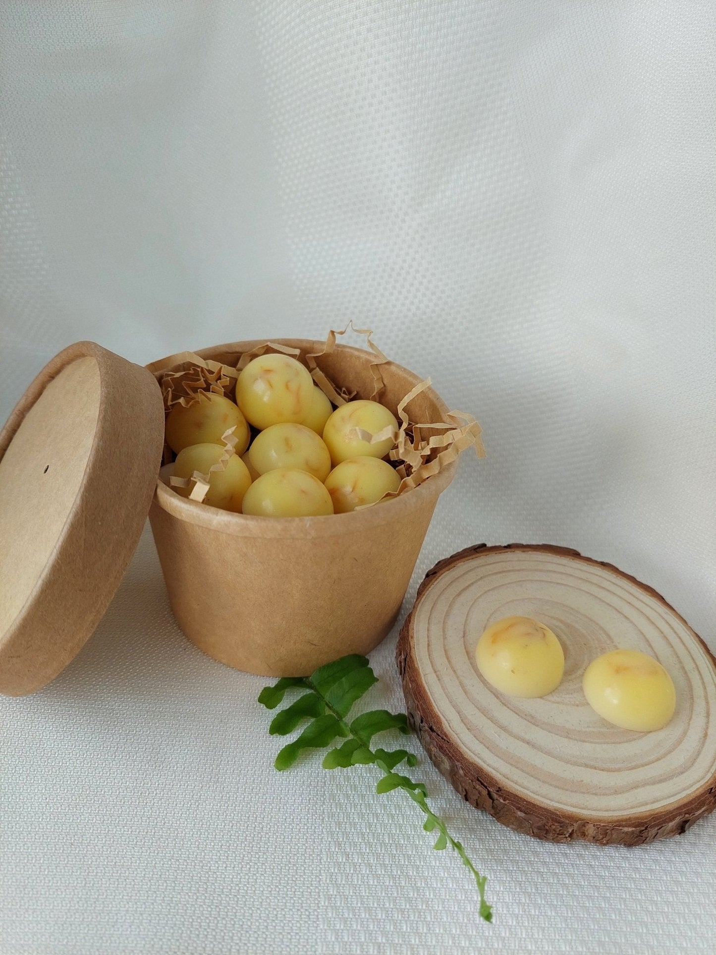 Natural Botanical wax melts in paper cup with lid - scent Linden flowers - Lea CandlesNatural Botanical wax melts in paper cup with lid - scent Linden flowers