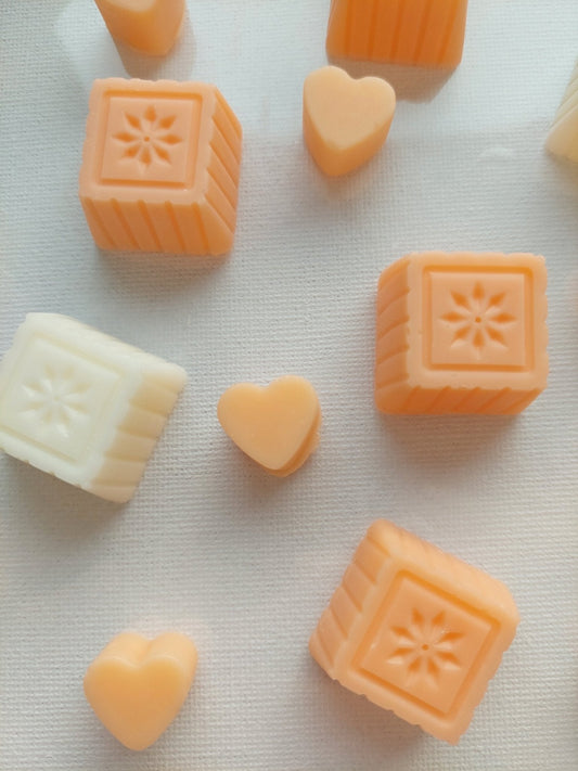 Natural Soy Wax Melts Cubes - Melted candies and hearts in Pina colada scent - Lea CandlesNatural Soy Wax Melts Cubes - Melted candies and hearts in Pina colada scent