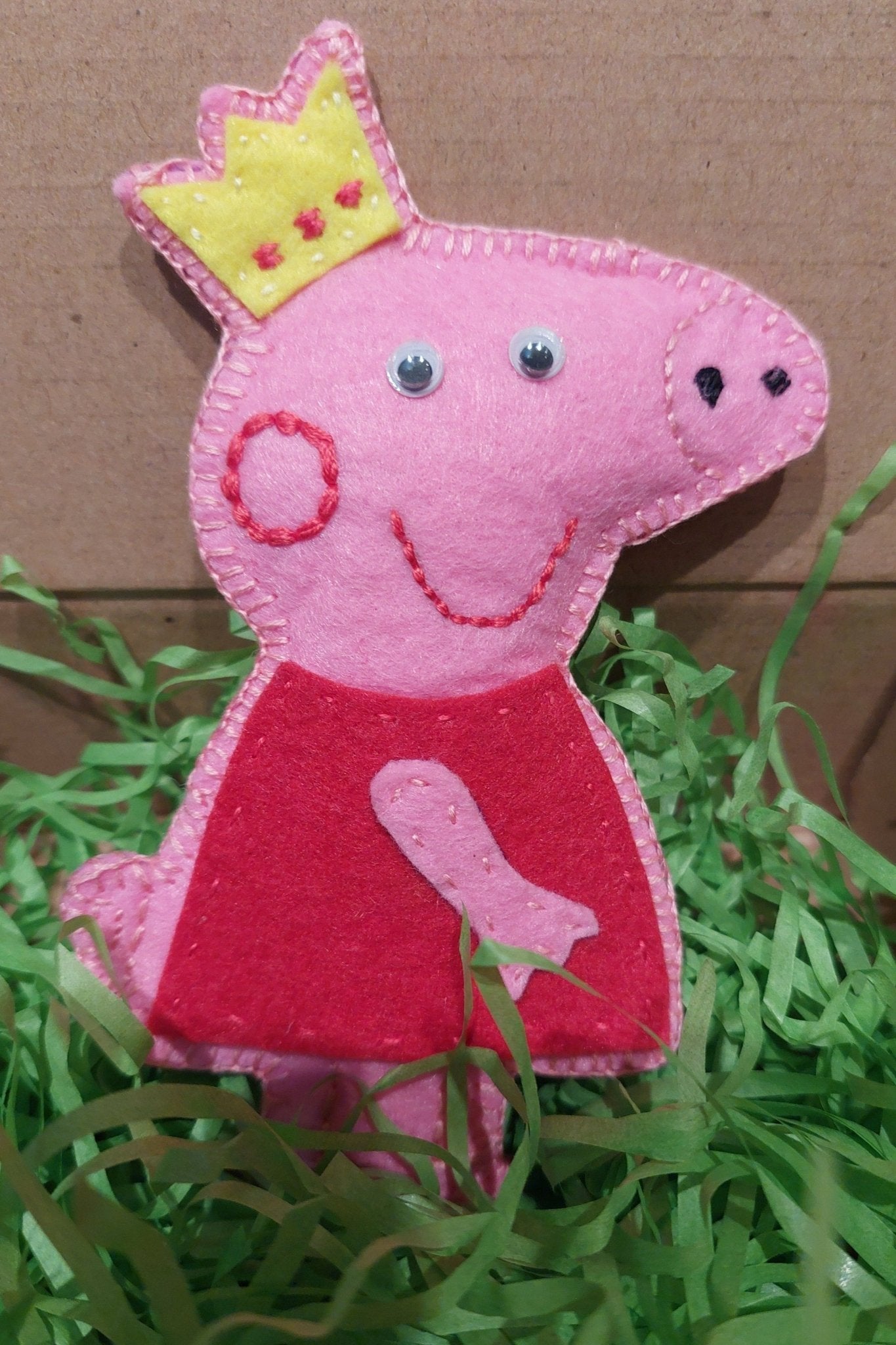 Pocket sized Peppa Pig - Felt pocket toy in a box - Lea CandlesPocket sized Peppa Pig - Felt pocket toy in a box